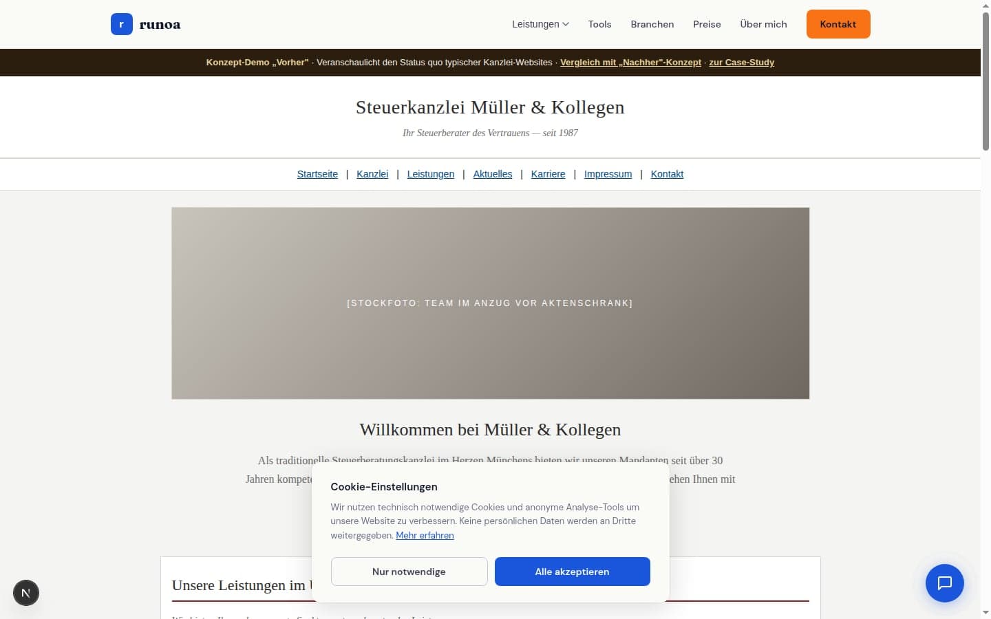 Screenshot einer typischen Kanzlei-Website im Stil der späten 2010er-Jahre: Times New Roman, zentrierter Hero mit Team-vor-Aktenschrank-Stockfoto, 20-Item-Leistungsliste in zwei Spalten, Aktuelles-Sektion mit letztem Eintrag 2019, 12-Felder-Kontaktformular, Footer-Copyright 2018